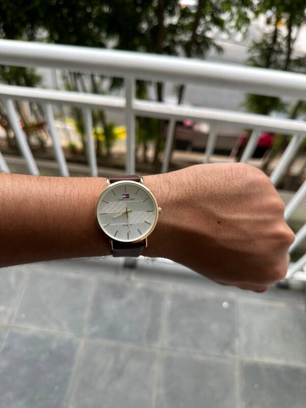 Relógio Tommy Hilfiger Dourado - Imagem 2