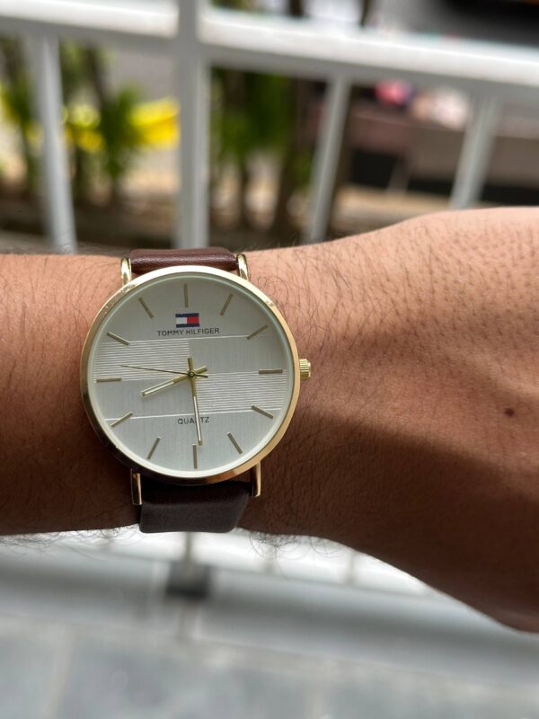 Relógio Tommy Hilfiger Dourado - Imagem 3